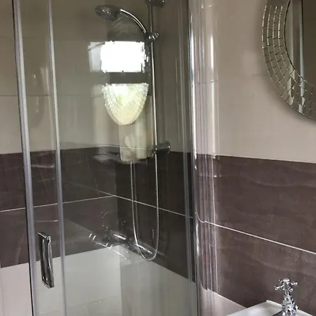 Luxuary Lovely 4-bed House بيت للعطل روسكومون